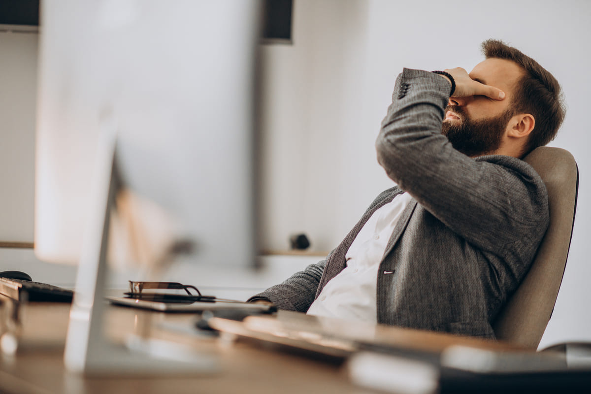 ¿Trabajar hasta tarde realmente te ayuda? La verdad detrás de las jornadas nocturnas